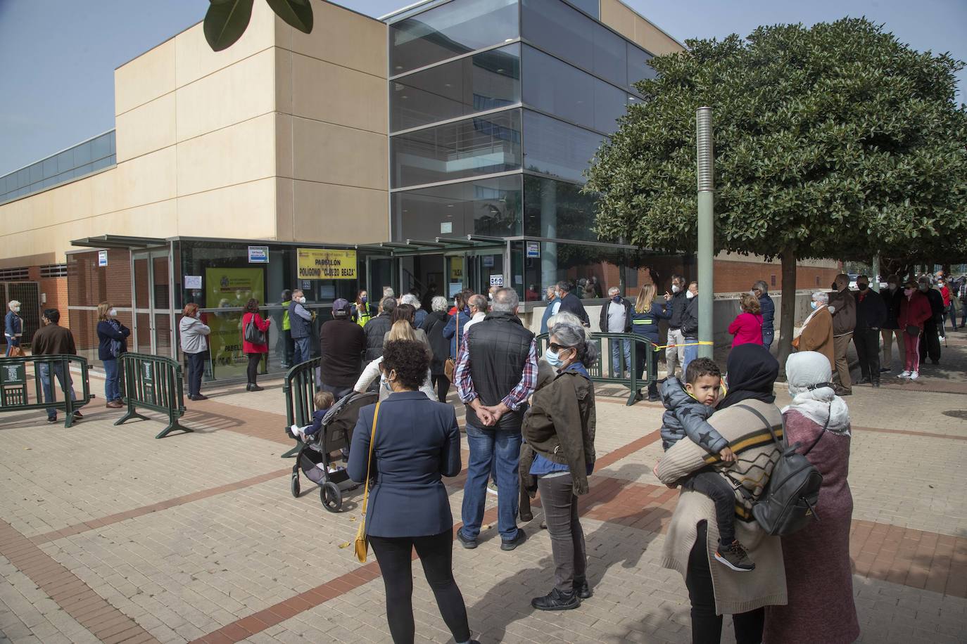 Fotos: Una vacunación masiva y deseada en Cabezo Beaza