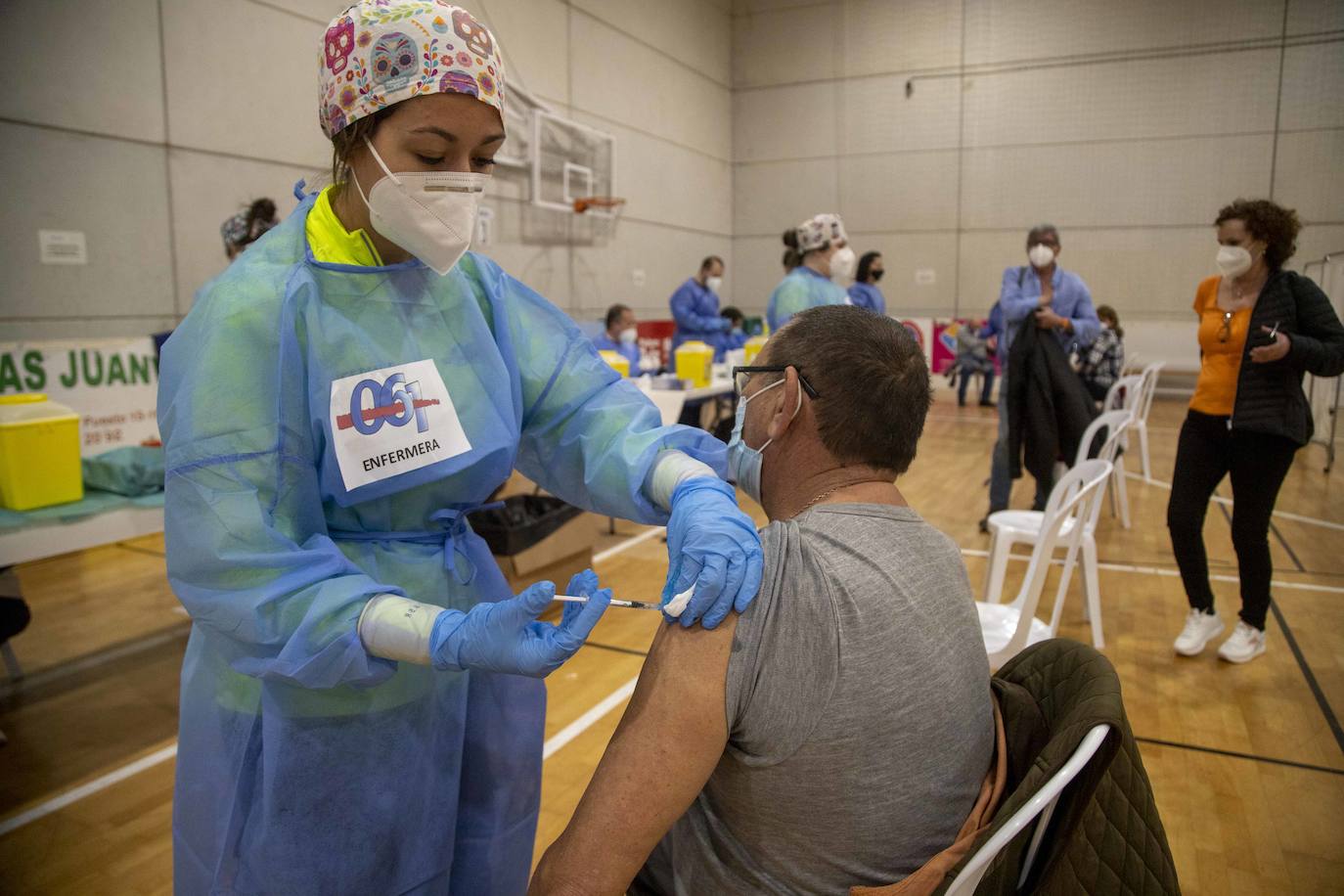 Fotos: Una vacunación masiva y deseada en Cabezo Beaza