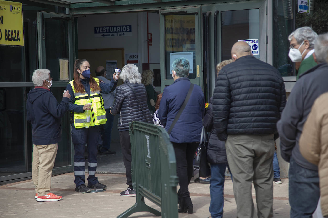 Fotos: Una vacunación masiva y deseada en Cabezo Beaza