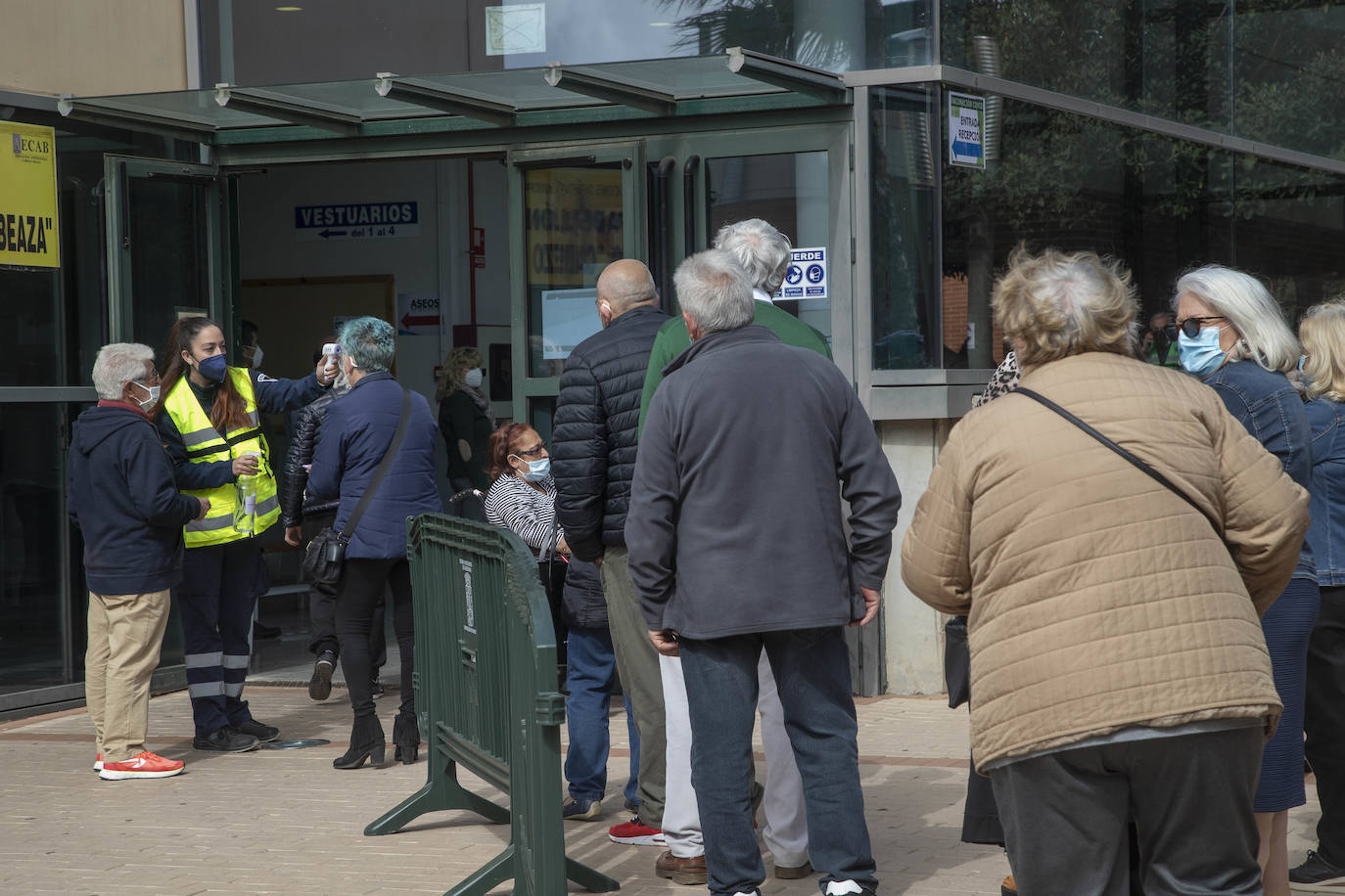 Fotos: Una vacunación masiva y deseada en Cabezo Beaza