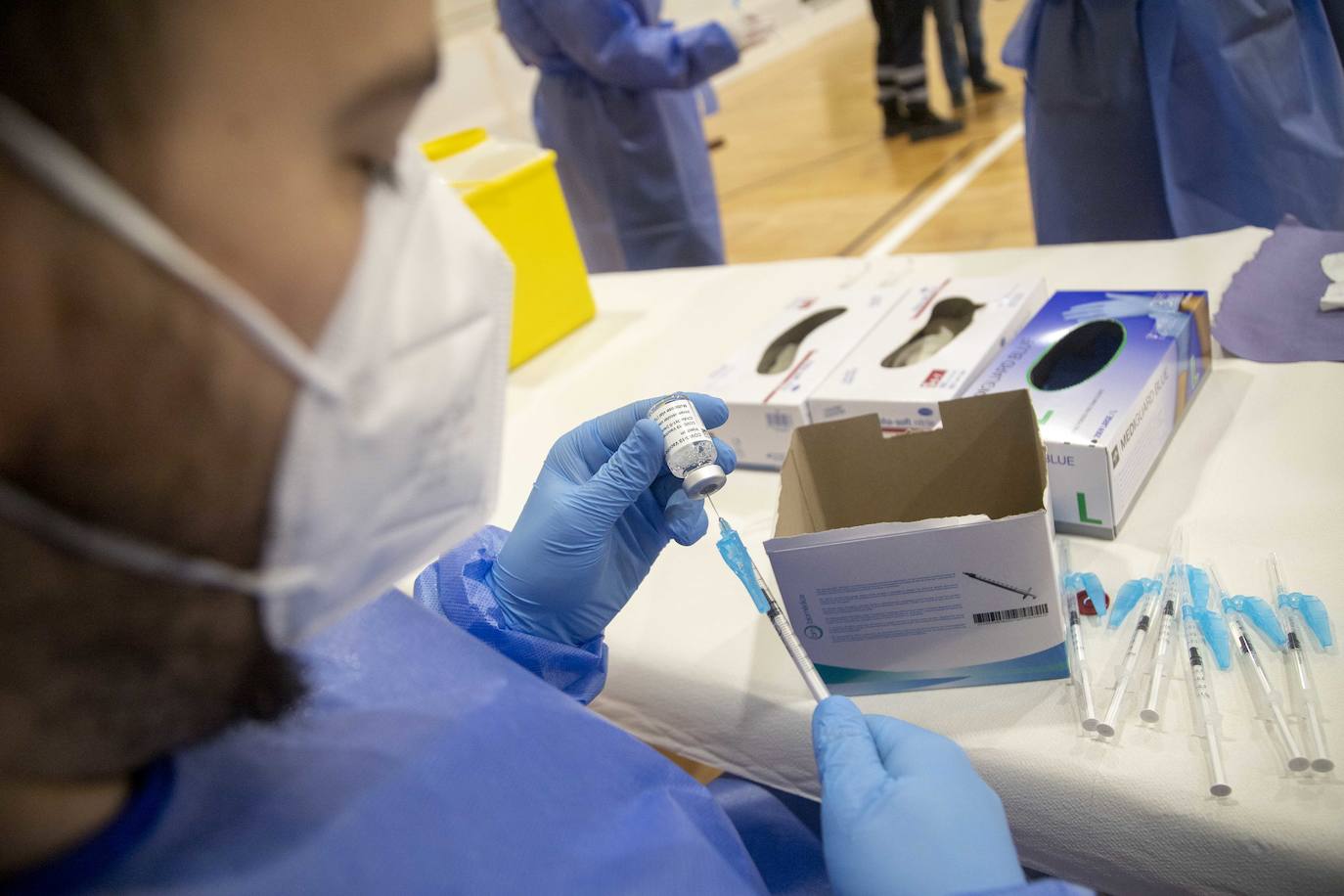 Fotos: Una vacunación masiva y deseada en Cabezo Beaza