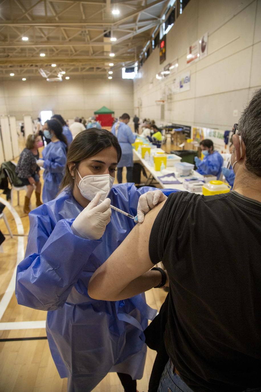 Fotos: Una vacunación masiva y deseada en Cabezo Beaza
