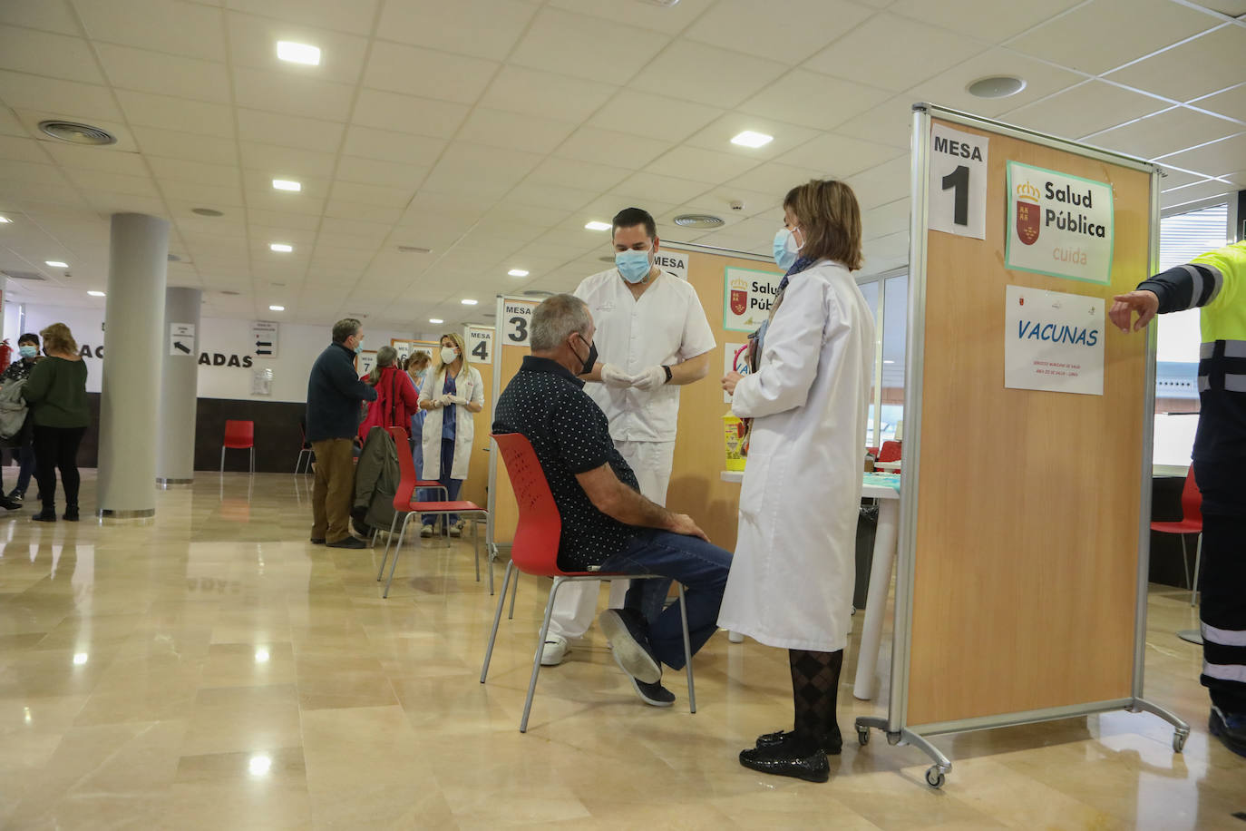 Fotos: Llamamiento a la población de entre 64 y 65 años de Lorca para acudir a vacunarse sin cita