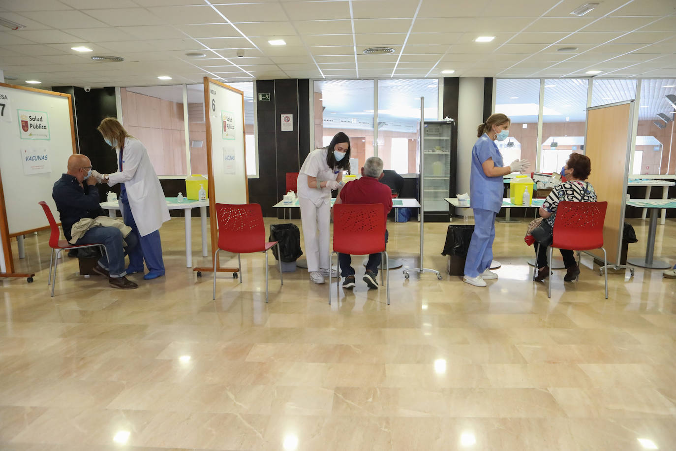 Fotos: Llamamiento a la población de entre 64 y 65 años de Lorca para acudir a vacunarse sin cita