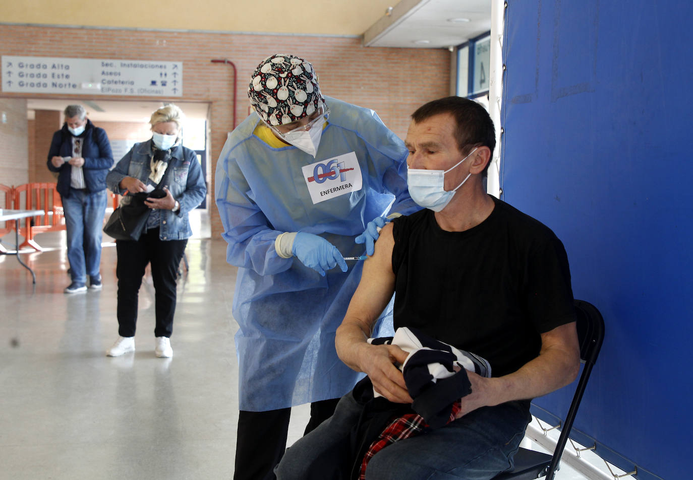 Fotos: Primeros murcianos de 64 y 65 años vacunados en el Palacio de los Deportes de Murcia