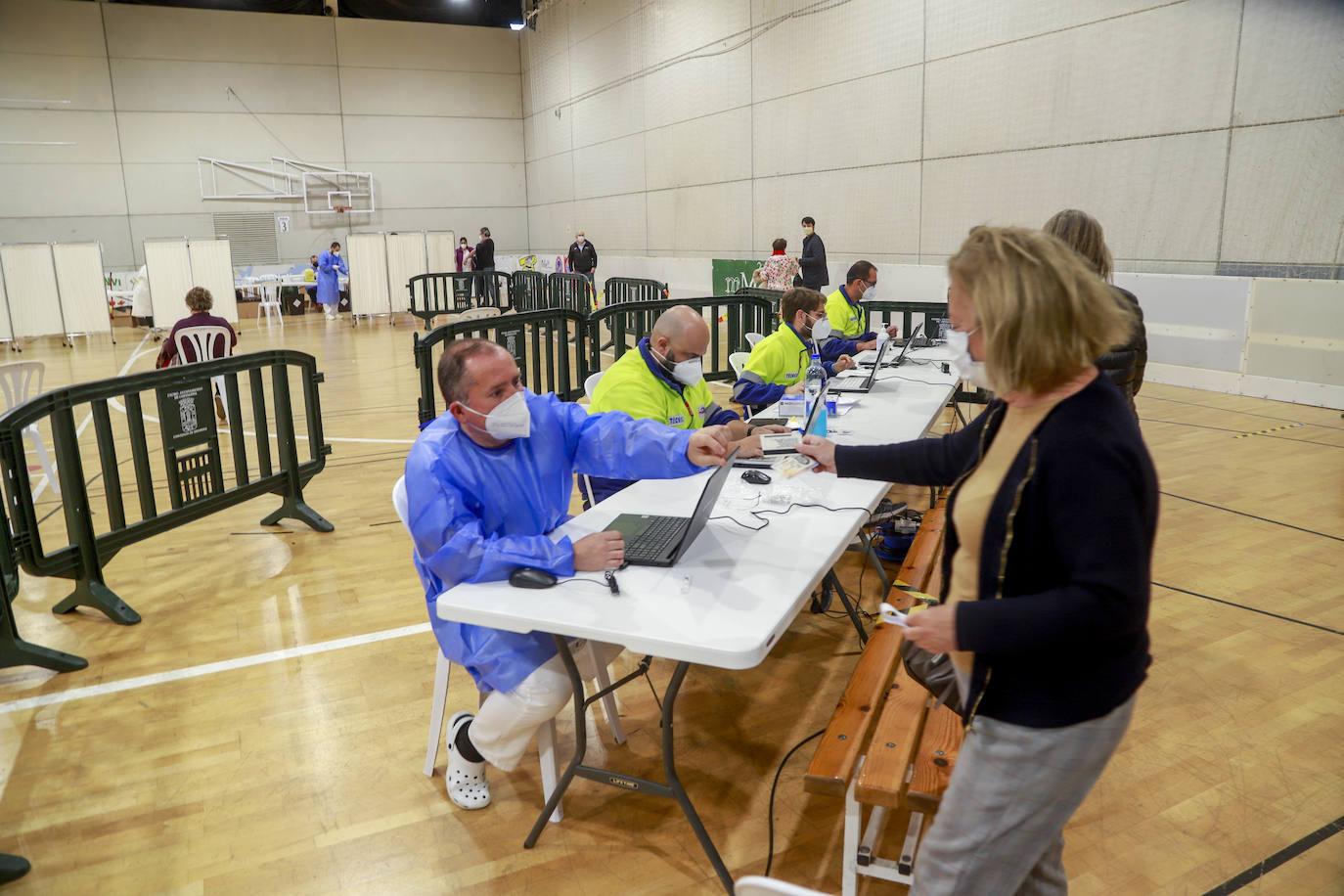 Fotos: Vacunación a personas de 64 y 65 años en Cartagena durante el Jueves Santo