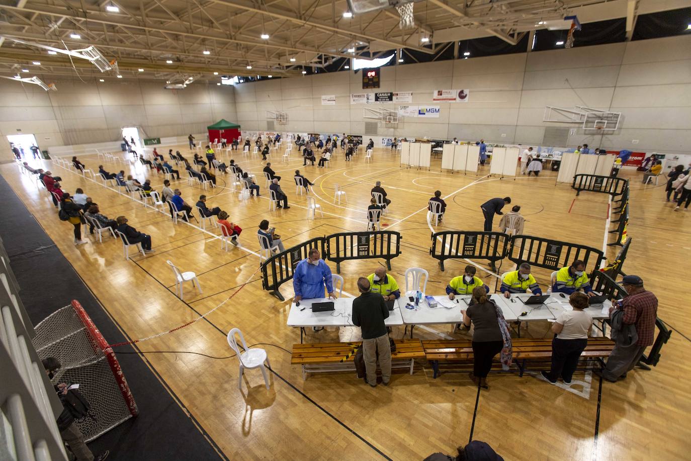 Fotos: Vacunación a personas de 64 y 65 años en Cartagena durante el Jueves Santo