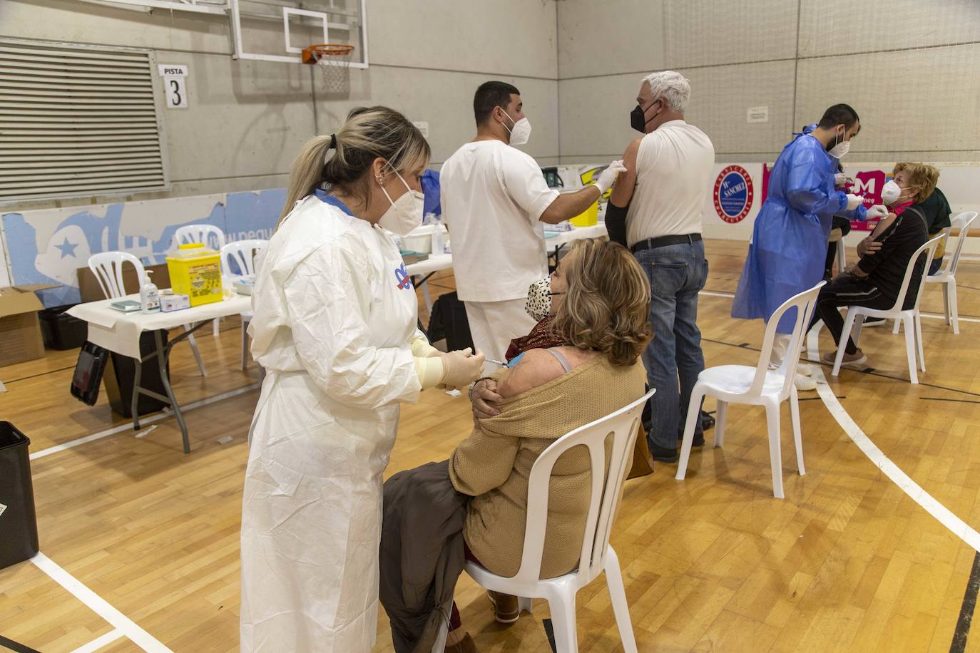 Fotos: Vacunación a personas de 64 y 65 años en Cartagena durante el Jueves Santo