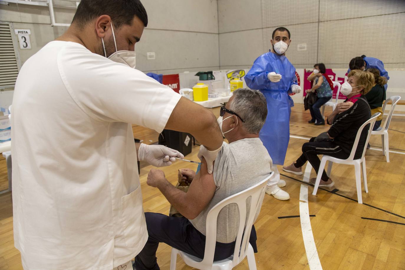Fotos: Vacunación a personas de 64 y 65 años en Cartagena durante el Jueves Santo