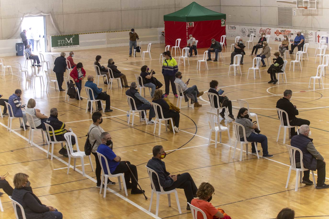 Fotos: Vacunación a personas de 64 y 65 años en Cartagena durante el Jueves Santo