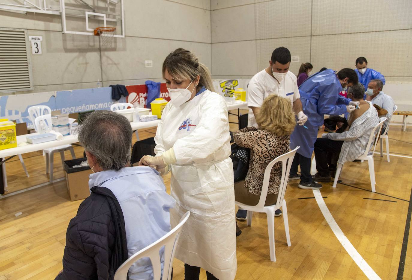 Fotos: Vacunación a personas de 64 y 65 años en Cartagena durante el Jueves Santo