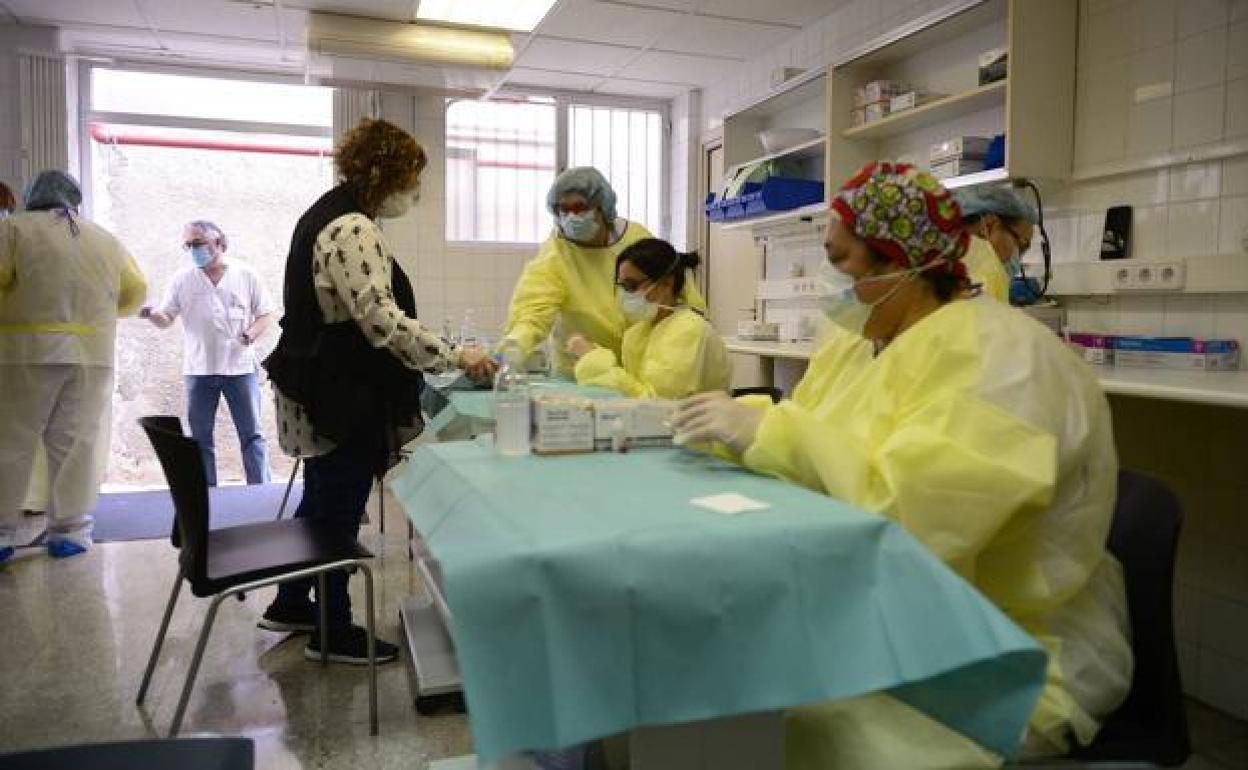 Sanitarios de La Arrixaca realizan test rápidos para detectar positivos por coronavirus, en una foto de archivo.