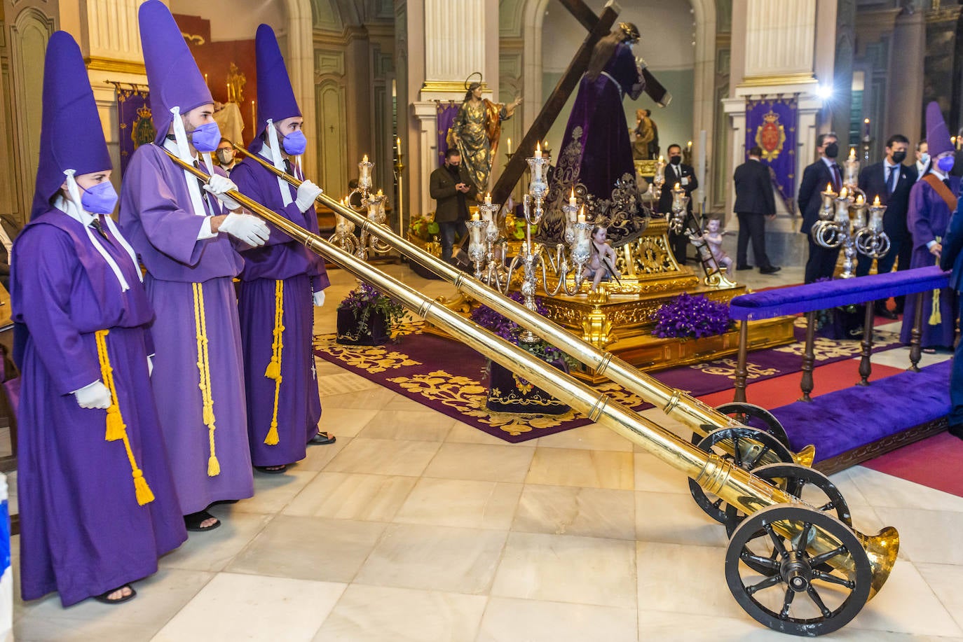 Fotos: El Pendón Mayor vuelve a ocupar su sitio en la puerta de la iglesia de Jesús