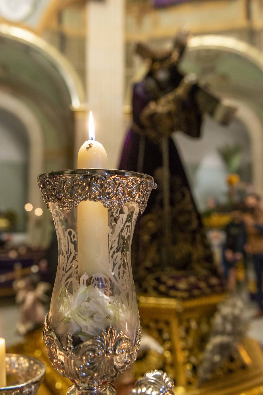 Fotos: El Pendón Mayor vuelve a ocupar su sitio en la puerta de la iglesia de Jesús