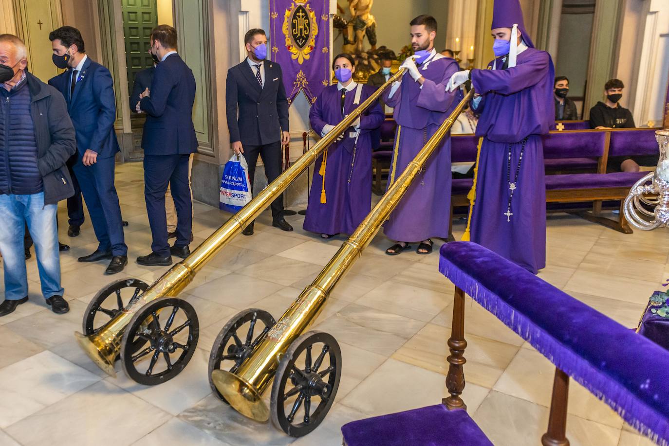 Fotos: El Pendón Mayor vuelve a ocupar su sitio en la puerta de la iglesia de Jesús