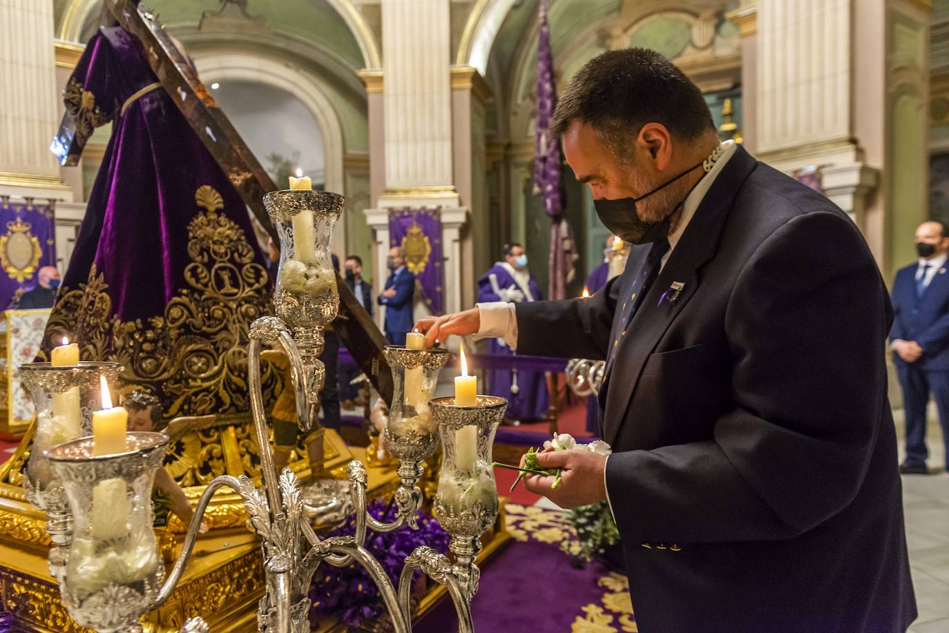 Fotos: El Pendón Mayor vuelve a ocupar su sitio en la puerta de la iglesia de Jesús