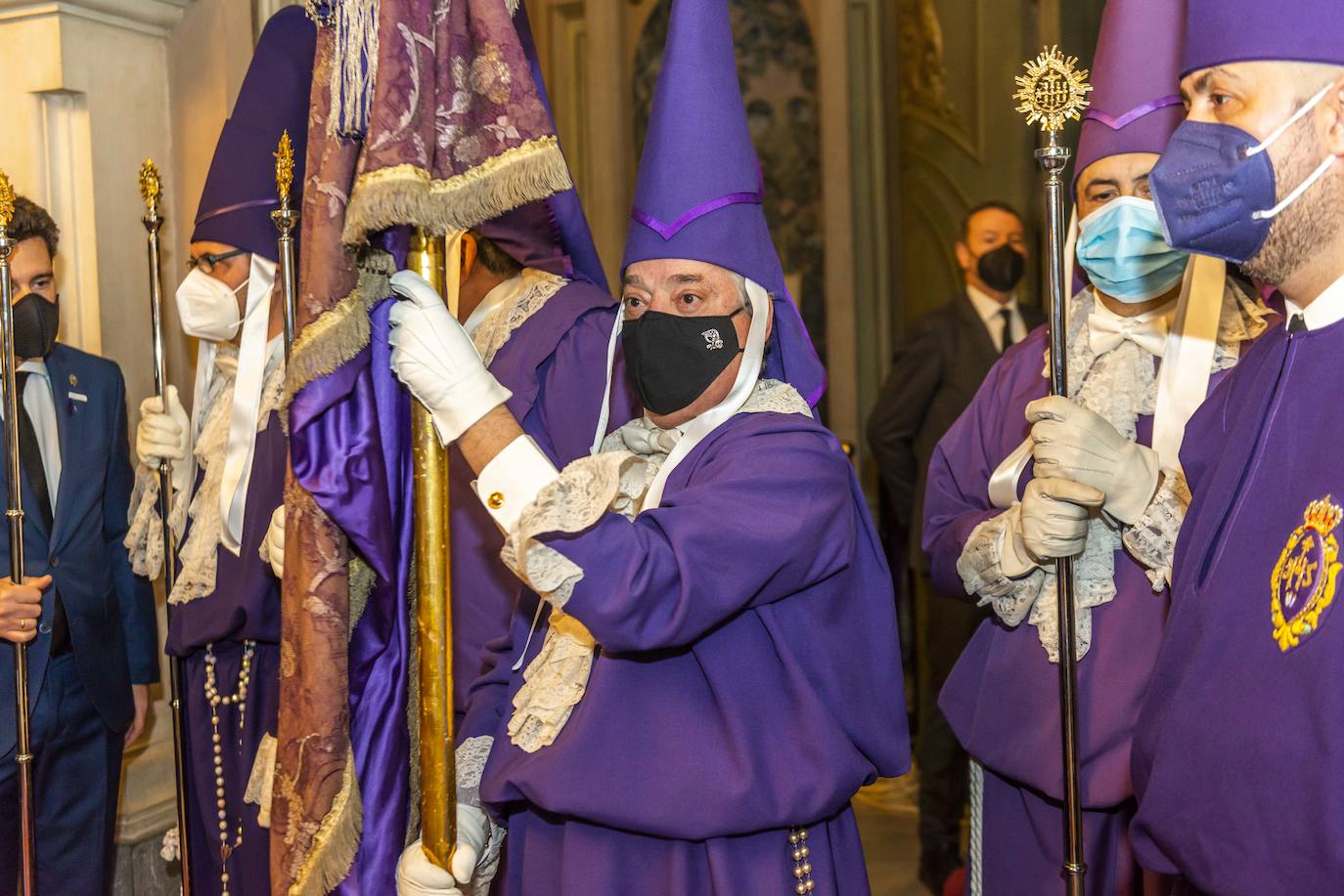 Fotos: El Pendón Mayor vuelve a ocupar su sitio en la puerta de la iglesia de Jesús