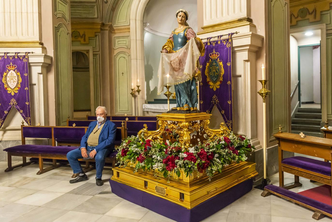 Fotos: El Pendón Mayor vuelve a ocupar su sitio en la puerta de la iglesia de Jesús