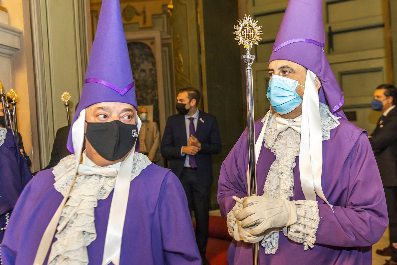 Fotos: El Pendón Mayor vuelve a ocupar su sitio en la puerta de la iglesia de Jesús