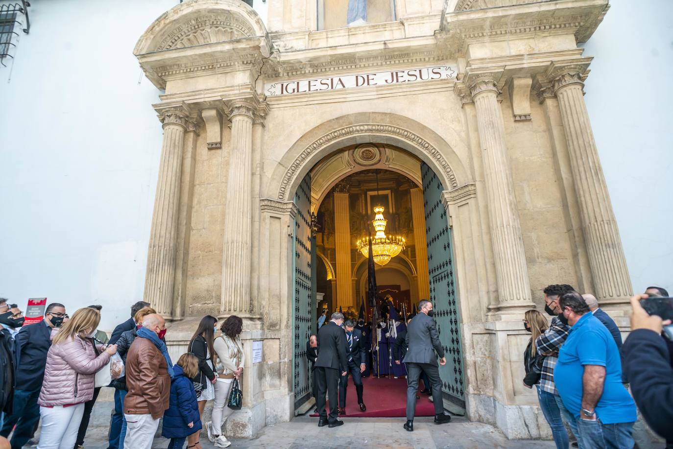 Fotos: El Pendón Mayor vuelve a ocupar su sitio en la puerta de la iglesia de Jesús