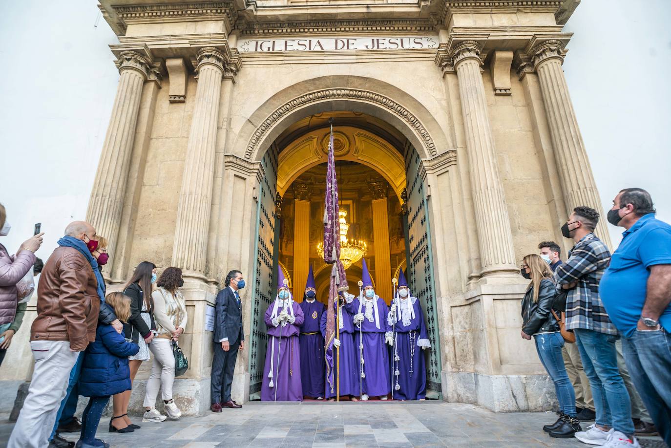 Fotos: El Pendón Mayor vuelve a ocupar su sitio en la puerta de la iglesia de Jesús