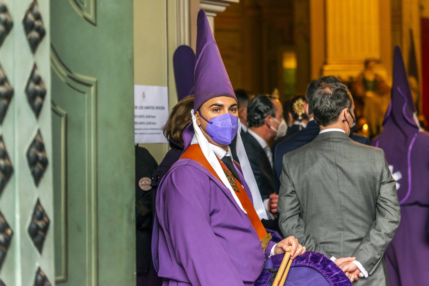 Fotos: El Pendón Mayor vuelve a ocupar su sitio en la puerta de la iglesia de Jesús