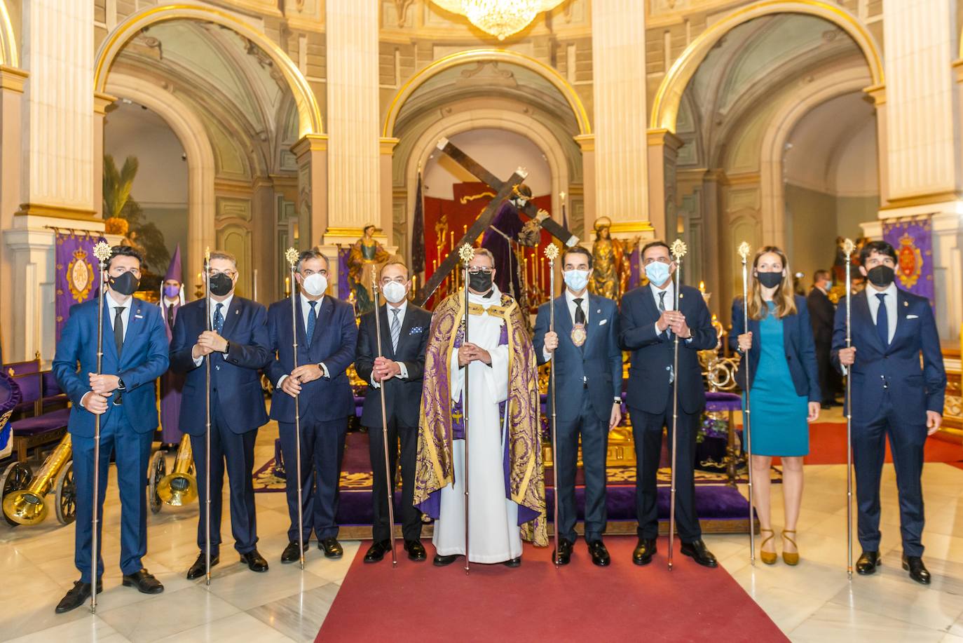 Fotos: El Pendón Mayor vuelve a ocupar su sitio en la puerta de la iglesia de Jesús