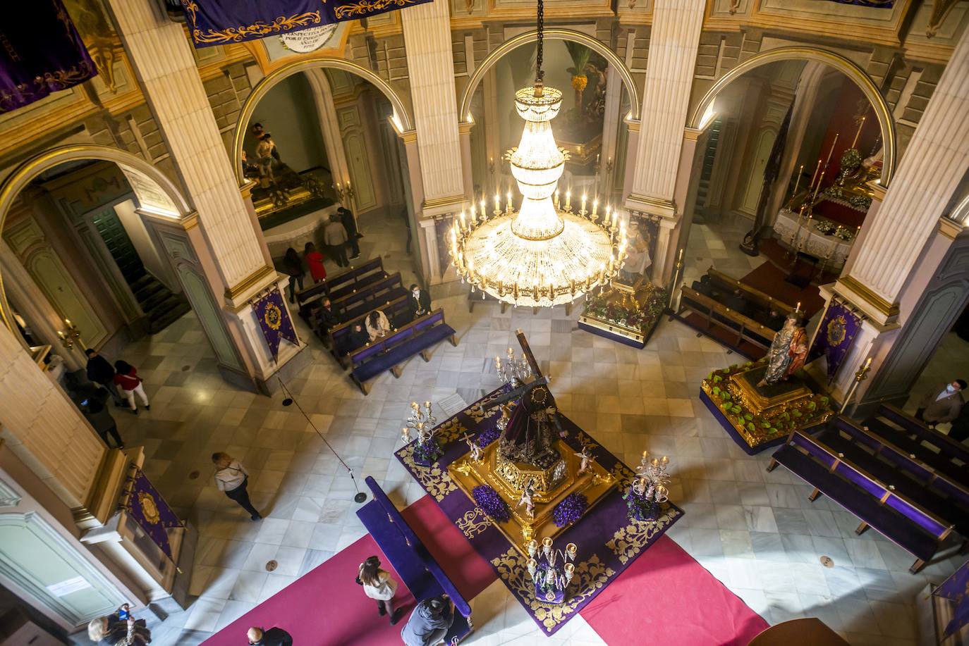 Fotos: El Pendón Mayor vuelve a ocupar su sitio en la puerta de la iglesia de Jesús