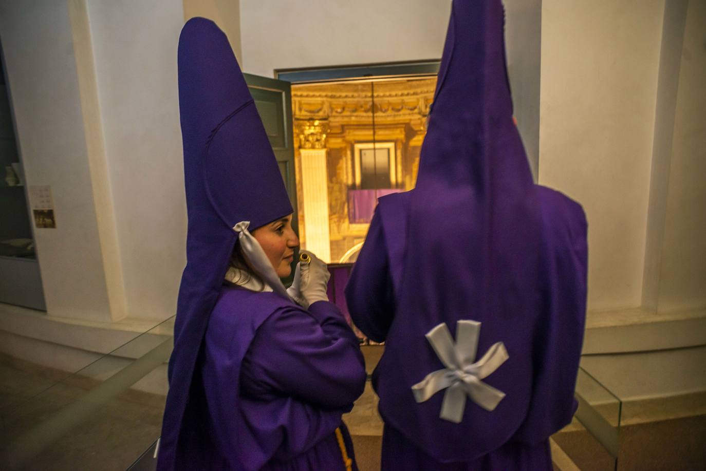 Fotos: El Pendón Mayor vuelve a ocupar su sitio en la puerta de la iglesia de Jesús