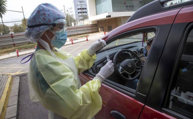 Una sanitaria toma muestras de un paciente en un punto 'Auto-Covid' instalado en el hospital del Rosell, en Cartagena, en una foto de archivo.