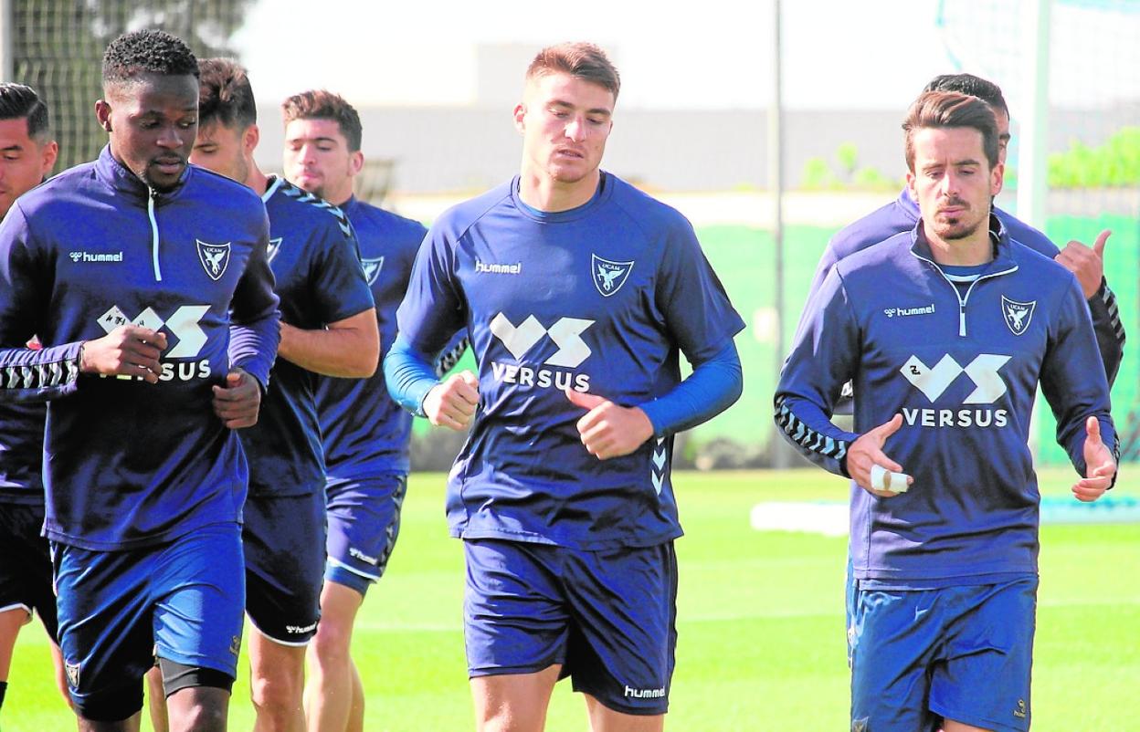 De izquierda a derecha, Admonio, Jordi Sánchez y Rafa de Vicente en un entrenamiento del UCAM. 