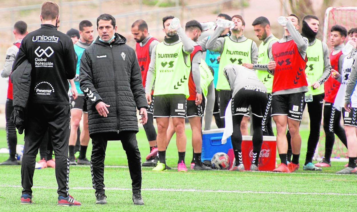 Loreto dialoga con David Sánchez, su ayudante, en un entrenamiento del primer equipo del Real Murcia. 