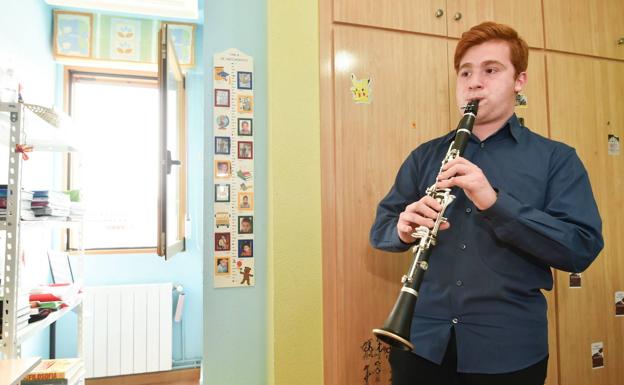 Mariano García ensaya con el clarinete en su habitación. 