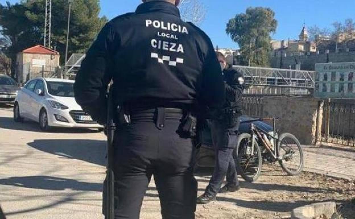 Un agente de la Policía Local de Cieza.