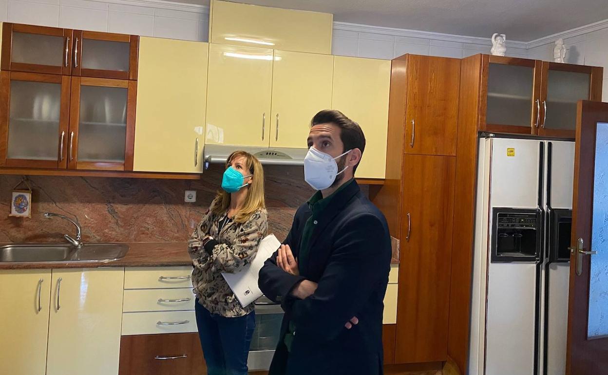El director general de Vivienda, José Francisco Lajara, visita una de las viviendas adquiridas por la Comunidad Autónoma en el marco del programa europeo de erradicación del chabolismo. 