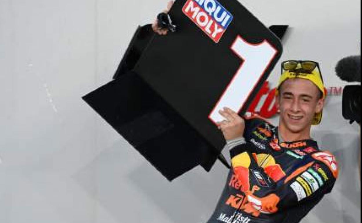 Pedro Acosta, ayer en Losail, tras ganar la primera carrera de su vida en el Mundial de Moto3. 