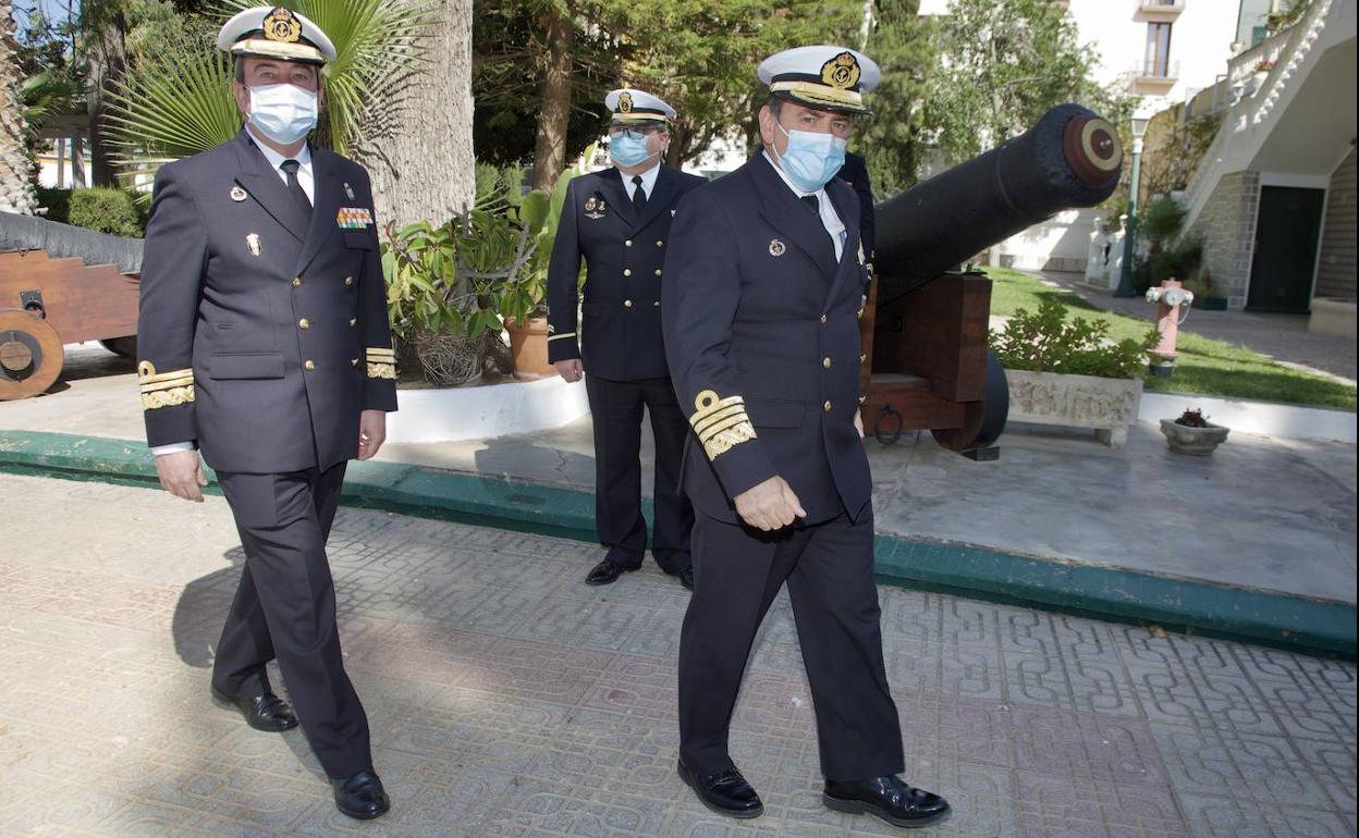 Los almirantes Sobrino y Díaz del Río, en los jardines de Capitanía General.