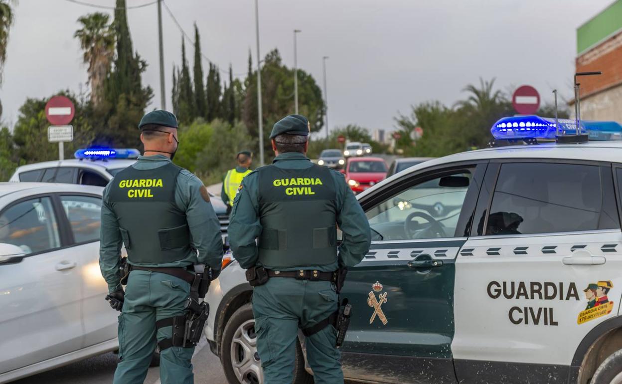 Agentes controlan la movilidad del tráfico en una imagen de archivo.