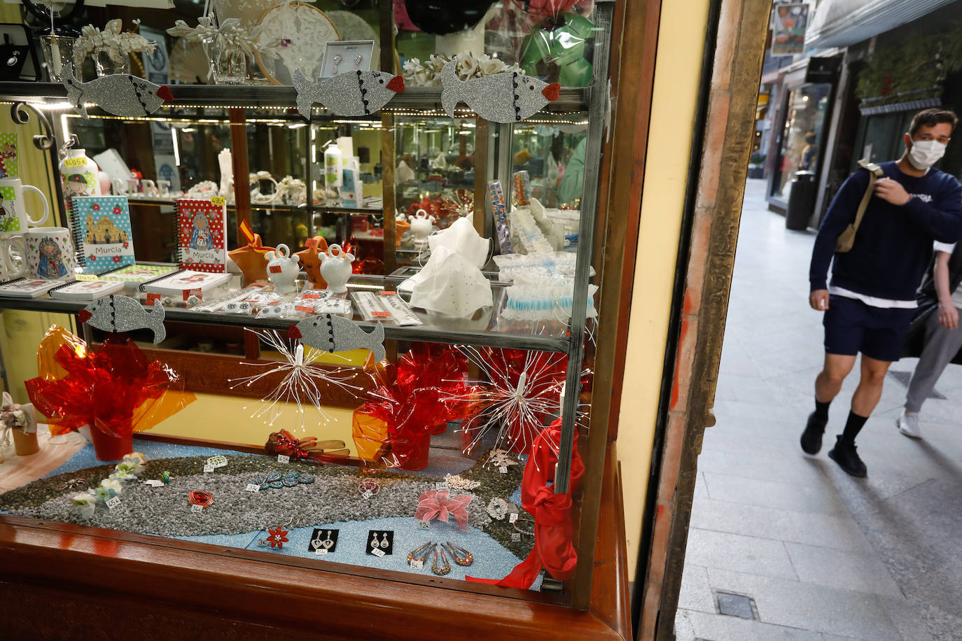 Fotos: Los comerciantes de Murcia acogen el Entierro de la Sardina en sus escaparates