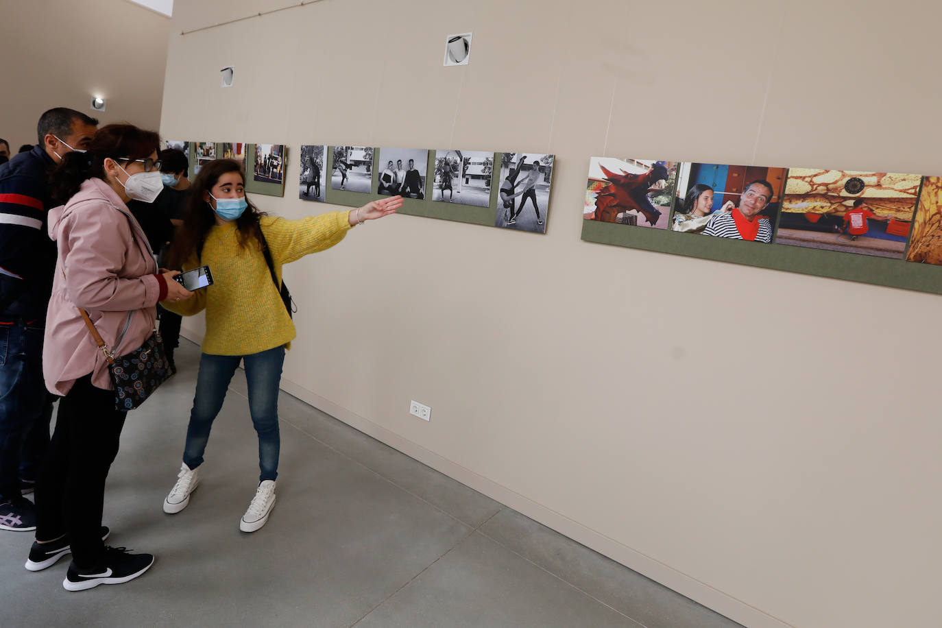 Fotos: Una exposición de fotos muestra la cara más desconocida del desfile del Entierro de la Sardina