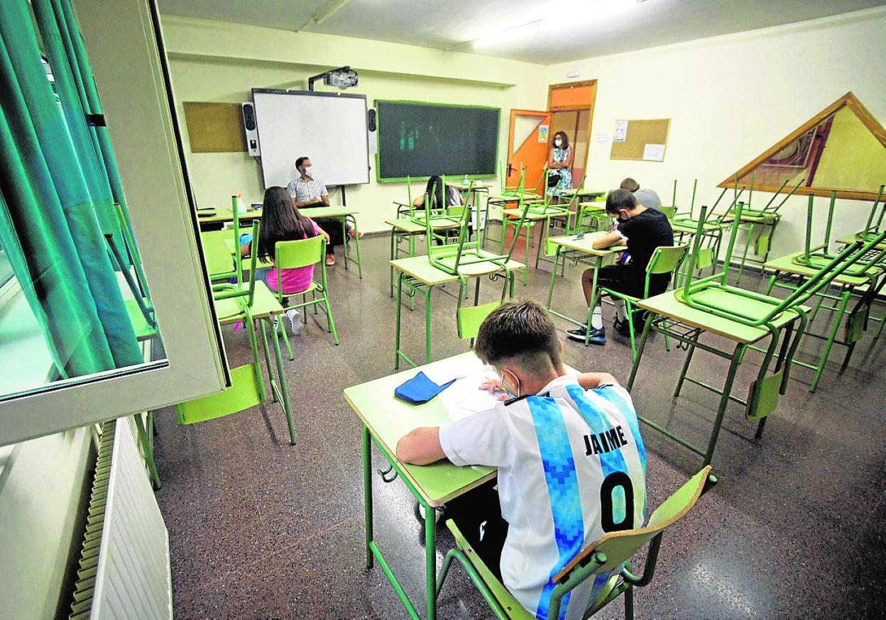 Un grupo de alumnos realiza un examen en el instituto de La Flota, en Murcia. 