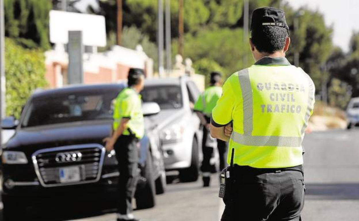 Agentes de la Guardia Civil de Tráfico, en una imagen de archivo. 