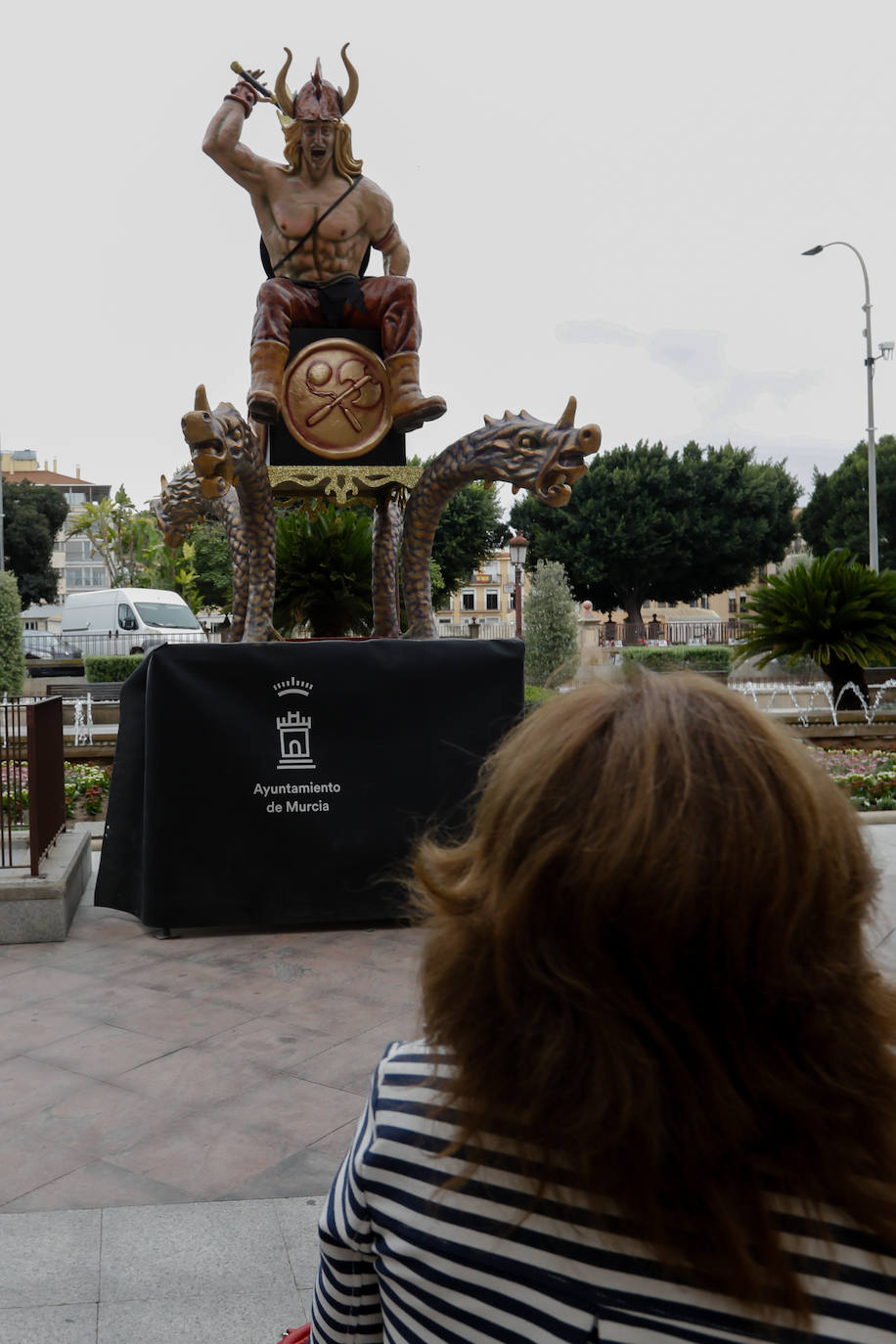 Fotos: A falta de desfiles, los símbolos del Entierro toman las calles de Murcia