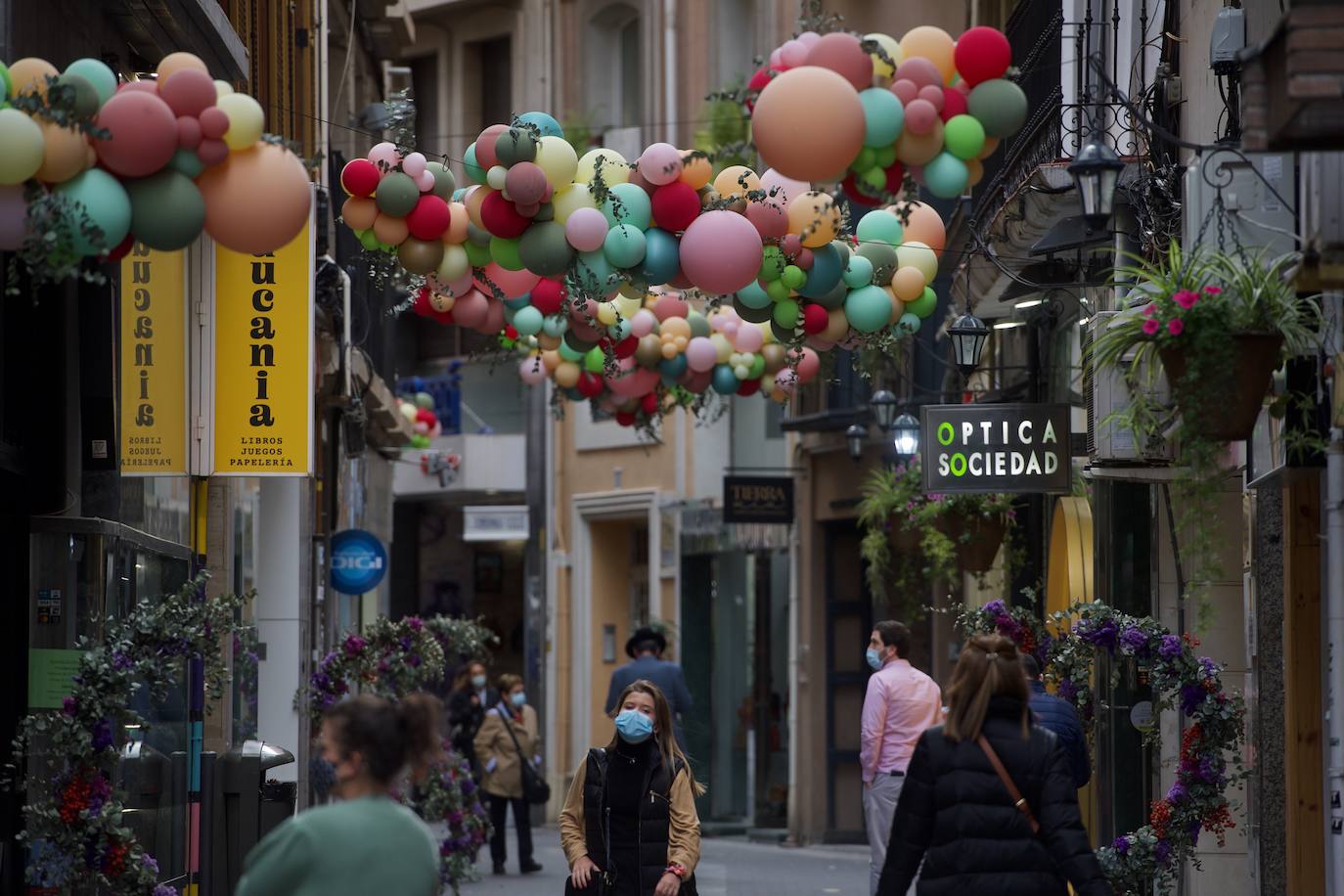 Fotos: La calle Sociedad de Murcia luce con globos de colores
