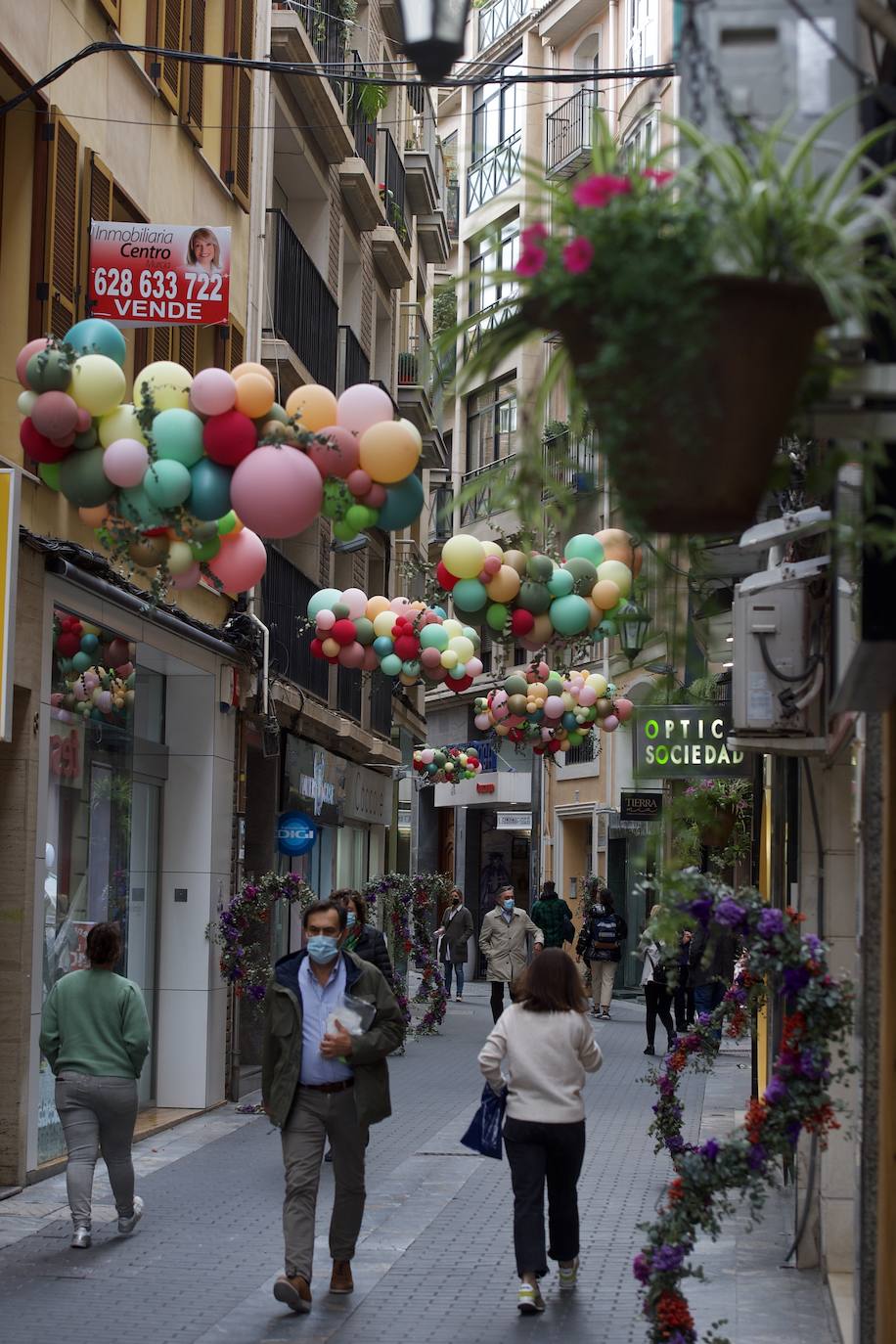 Fotos: La calle Sociedad de Murcia luce con globos de colores