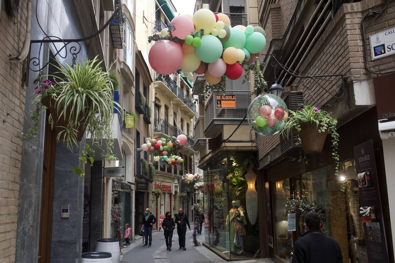 Fotos: La calle Sociedad de Murcia luce con globos de colores
