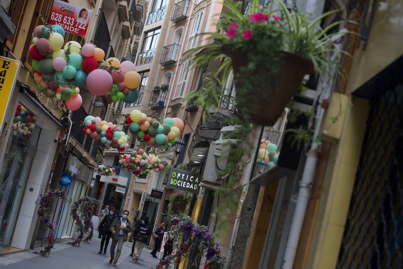 Fotos: La calle Sociedad de Murcia luce con globos de colores