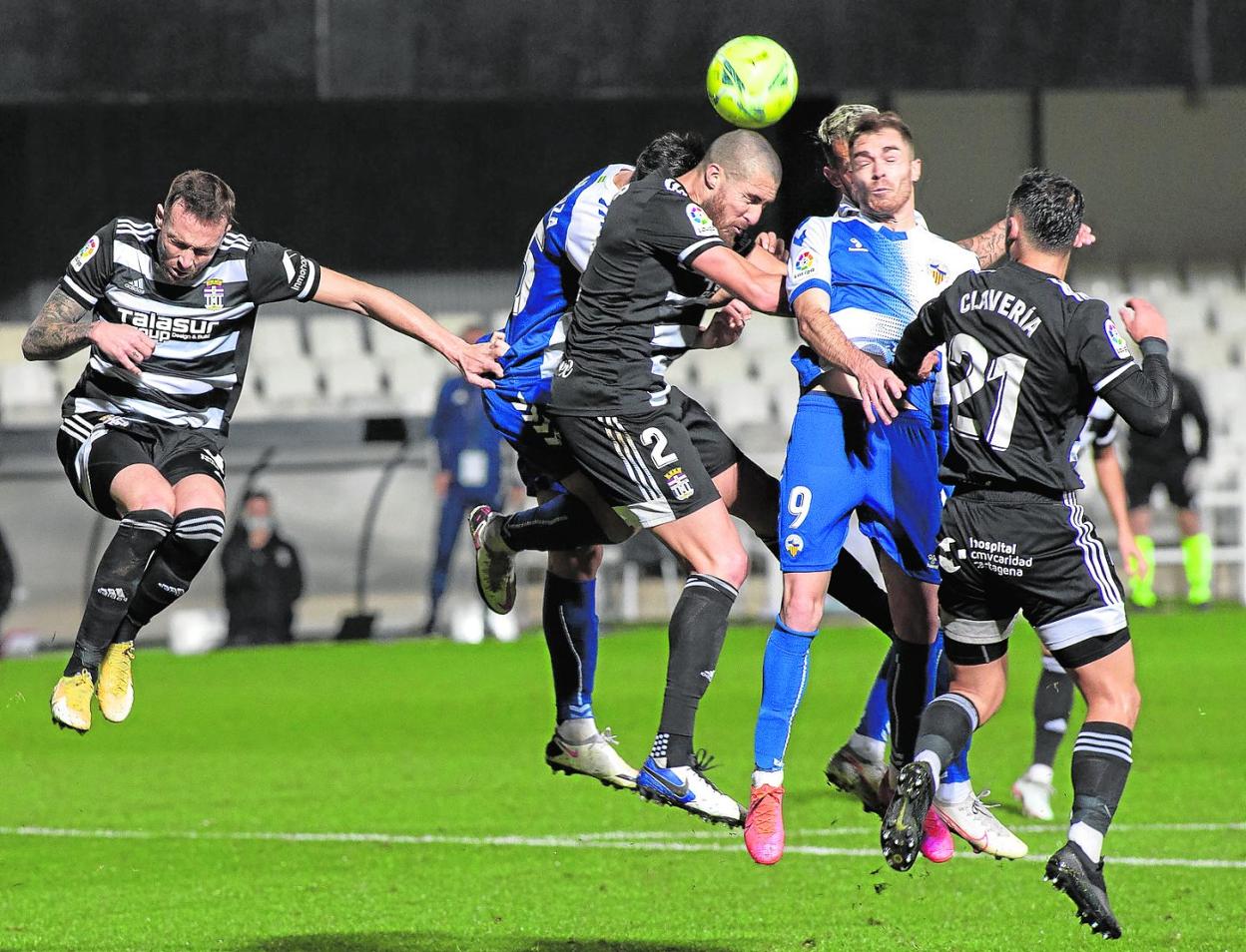 Varios jugadores del Efesé y el Sabadell saltan a rematar un balón colgado al área en el partido de la primera vuelta, en diciembre.