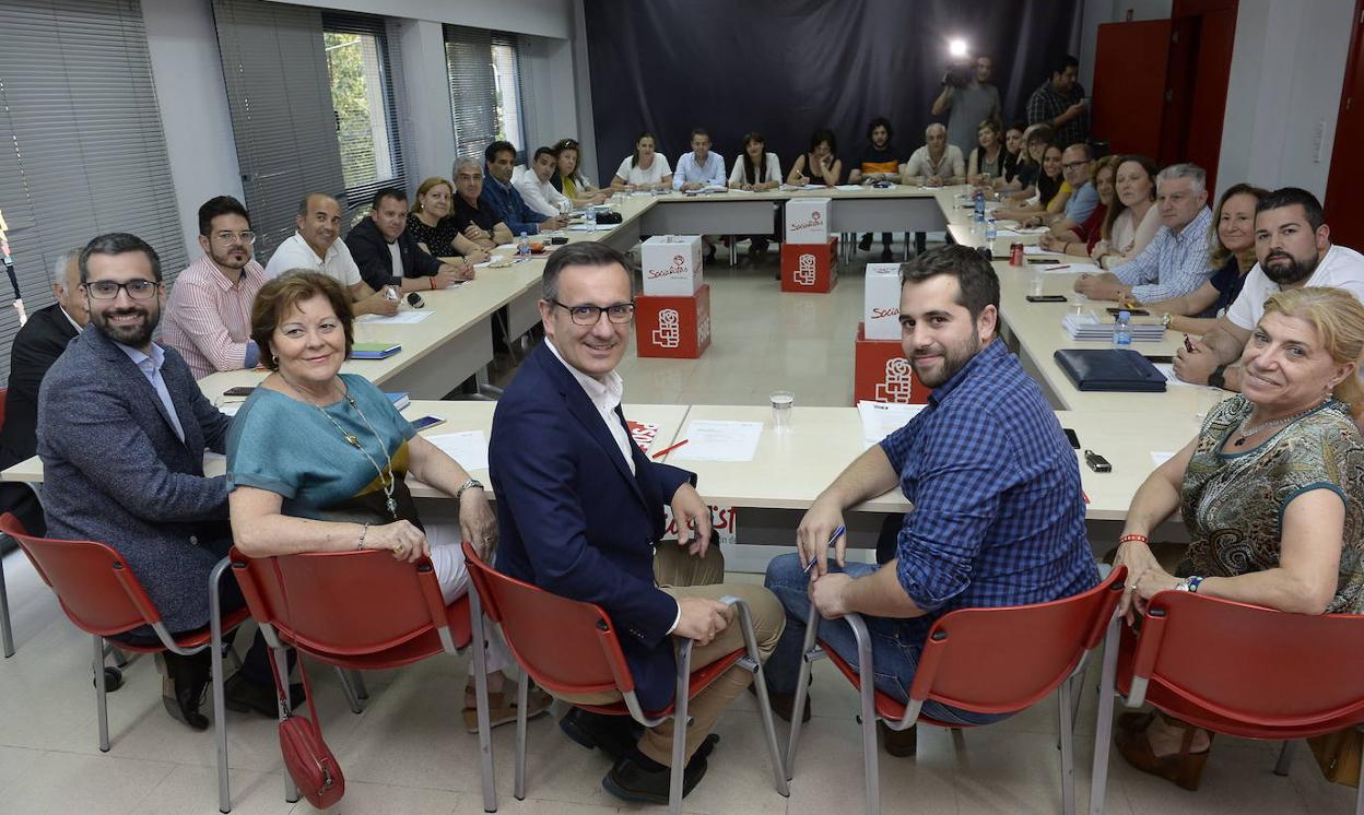 En primera fila, Francisco Lucas, Teresa Rosique, Diego Conesa, Jordi Arce y Gloria Alarcón, en una reunión de la ejecutiva del PSRM. 