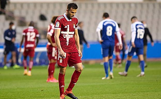 Carlos David, cabizbajo tras la conclusión del partido.